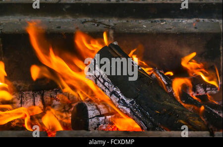 Riscaldamento, calore, fuoco e cosiness concetto - chiusura del caminetto a casa Foto Stock