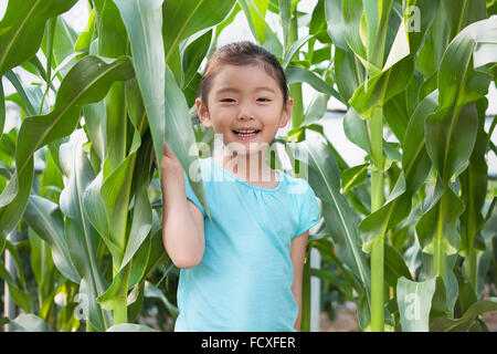 Ragazza sorridente nel campo di grano Foto Stock