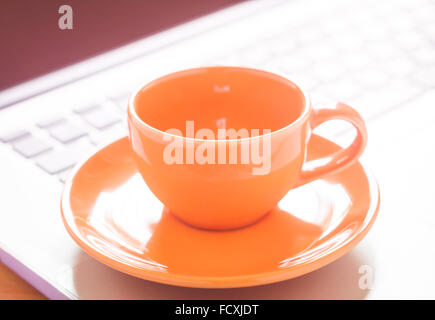 Closeup tazza da caffè su laptop, stock photo Foto Stock