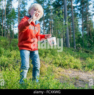 Ragazzo di mirtilli di prelievo Foto Stock