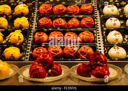 Pechino, Cina - Close up di tante deliziose cinese tradizionale snack sul tavolo. Foto Stock