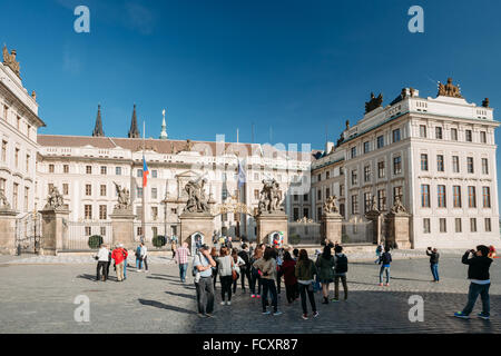 Praga, Repubblica Ceca - 9 ottobre 2014: la gente camminare nei pressi del Castello di Praga Foto Stock