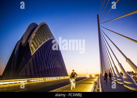 El Pont de l'Assut de l'o e l'Agora, nella Città delle Arti e delle Scienze. Valencia, Spagna. Foto Stock