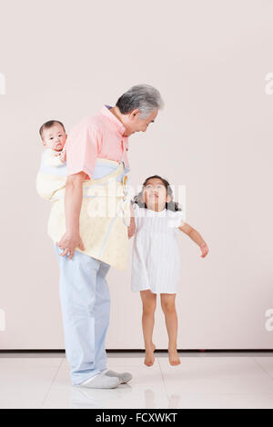Nonno amorevole cura dei suoi nipoti Foto Stock
