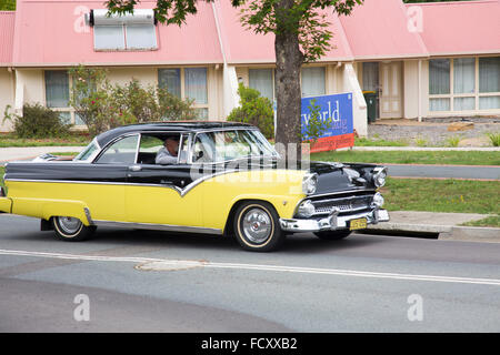 1955 Ford Fairlane victoria auto americana in corso di guida a Canberra Australia Foto Stock