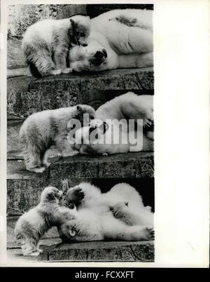 1979 - come lei ha il coraggio di andare a dormire. Polar Bear cubs a Copenaghen Zoo.: tutte le madri devono dormire una volta in un po' di tempo ma che è molto difficile per la madre di questi due molto vivace whippersnappers. Il polar bear cubs sono i più recenti e più popolare di arrivi presso lo zoo di Copenaghen. (Credito Immagine: © Keystone Pictures USA/ZUMAPRESS.com) Foto Stock