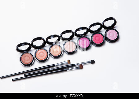 Eyeshadows colorati e make up pennelli Foto Stock