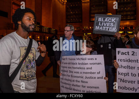 New York, Stati Uniti d'America. 25 gennaio, 2016. Un uomo hecled il nero vive questione protesta da parte di urla 'tutte le vite contano' Credito: Erik Mc Gregor/Pacific Press/Alamy Live News Foto Stock