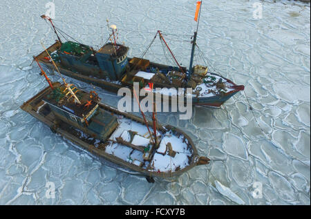 Yantai. 26 gen, 2016. Foto scattata a gennaio 26, 2016 mostra barche da pesca intrappolati nel mare di ghiaccio in un porto di Xikou villaggio nella città di Yantai, est della Cina di Provincia dello Shandong. Sotto l'influenza di una forte ondata di freddo, mare di ghiaccio è comparso intorno al mare di Yantai area e interessati al trasporto marittimo. Credito: Chu Yang/Xinhua/Alamy Live News Foto Stock