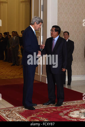 Phnom Penh Cambogia. 26 gen, 2016. La visita negli Stati Uniti Il segretario di Stato John Kerry (L) stringe la mano con il Primo ministro cambogiano Hun Sen (anteriore R) presso il Palazzo della Pace in Phnom Penh Cambogia, Gennaio 26, 2016. Credito: Xue Lei/Xinhua/Alamy Live News Foto Stock