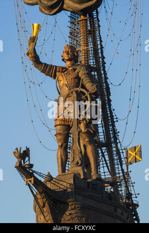 Gigantesca di Pietro il Grande monumento dello scultore Zurab Tsereteli sul fiume Moskva al crepuscolo, Mosca, Russia Foto Stock