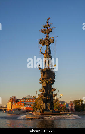 Gigantesca di Pietro il Grande monumento dello scultore Zurab Tsereteli sul fiume Moskva al crepuscolo, Mosca, Russia Foto Stock