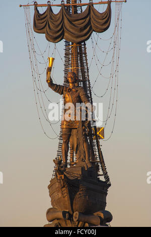 Gigantesca di Pietro il Grande monumento dello scultore Zurab Tsereteli sul fiume Moskva al crepuscolo, Mosca, Russia Foto Stock