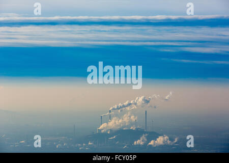 Vista aerea, E.ON Kraftwerke GmbH, Gelsenkirchen, centrali a carbone vegetale, l'energia fossile, Eon, cielo blu, Emision, camini pennacchio di fumo Foto Stock