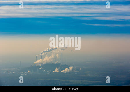 Vista aerea, E.ON Kraftwerke GmbH, Gelsenkirchen, centrali a carbone vegetale, l'energia fossile, Eon, cielo blu, Emision, camini pennacchio di fumo Foto Stock