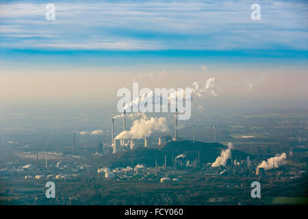 Vista aerea, E.ON Kraftwerke GmbH, Gelsenkirchen, centrali a carbone vegetale, l'energia fossile, Eon, cielo blu, Emision, camini pennacchio di fumo Foto Stock