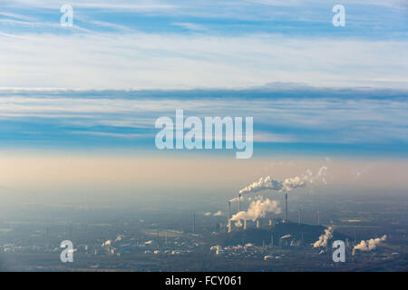 Vista aerea, E.ON Kraftwerke GmbH, Gelsenkirchen, centrali a carbone vegetale, l'energia fossile, Eon, cielo blu, Emision, camini pennacchio di fumo Foto Stock