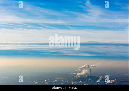 Vista aerea, E.ON Kraftwerke GmbH, Gelsenkirchen, centrali a carbone vegetale, l'energia fossile, Eon, cielo blu, Emision, camini pennacchio di fumo Foto Stock