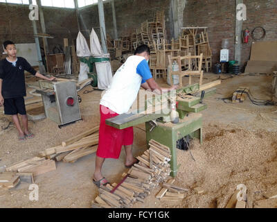 Indonesia Java Centrale Jepara la principale industria di Jepara è la fabbricazione di mobili e quasi tutto nella zona è collegato a Foto Stock