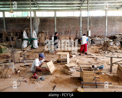 Indonesia Java Centrale Jepara la principale industria di Jepara è la fabbricazione di mobili e quasi tutto nella zona è collegato a Foto Stock