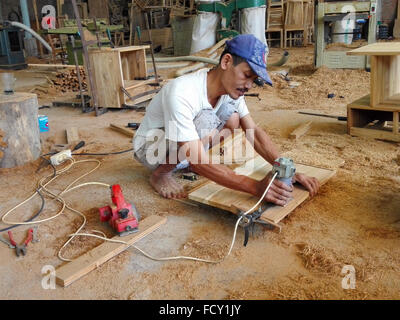 Indonesia Java Centrale Jepara la principale industria di Jepara è la fabbricazione di mobili e quasi tutto nella zona è collegato a Foto Stock