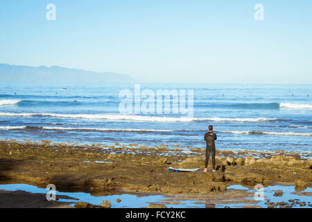 TENERIFE, Spagna - 12 gennaio 2013: Surfers surf sulle onde della popolare resort delle Canarie Playa de las Americas Tenerife Foto Stock