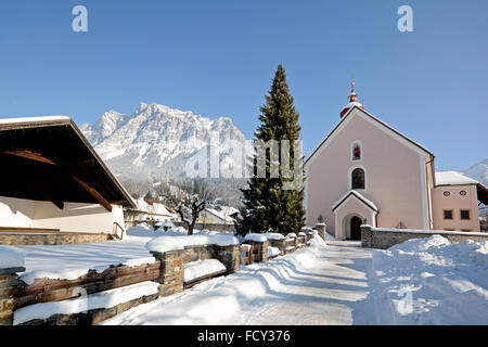 Chiesa parrocchiale di Ehrwald con vertice Zugspitze, la Germania, il monte più alto Foto Stock