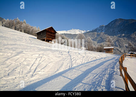 Paesaggio invernale con capanna in legno, Pitztal Alpi - Tirolo Austria Foto Stock