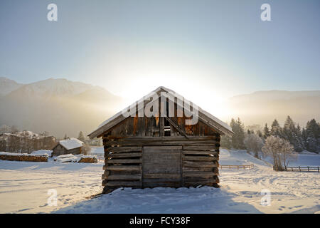 Paesaggio invernale con fienile in legno, Alpi Pitztal - Tirolo Austria Europa Foto Stock