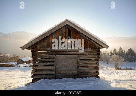 Paesaggio invernale con fienile in legno, Alpi Pitztal - Tirolo Austria Europa Foto Stock