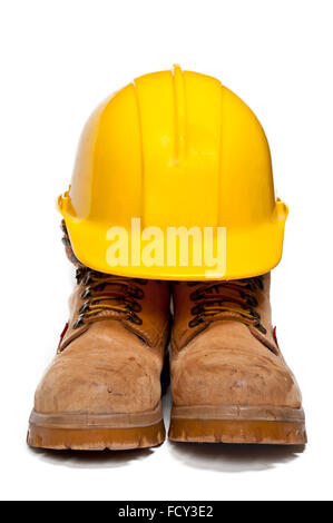 Costruzione PPE - puntale in acciaio stivali e un casco giallo Foto Stock