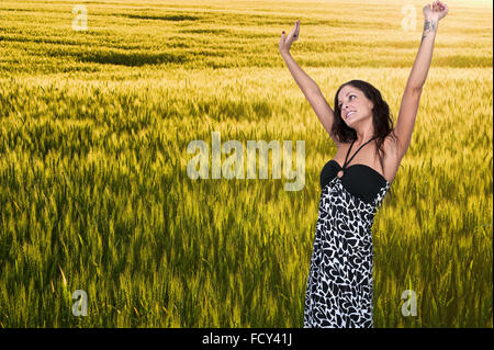 Una donna bellissima con un freddo, febbre da fieno o allergie soffia il naso Foto Stock