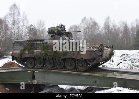 Marder 1A3 della quarta società, 212th meccanizzata del battaglione di fanteria durante una forza sulla forza di esercizio di formazione presso l'esercito tedesco in Combat Training Center. 15.01.2016 Foto Stock