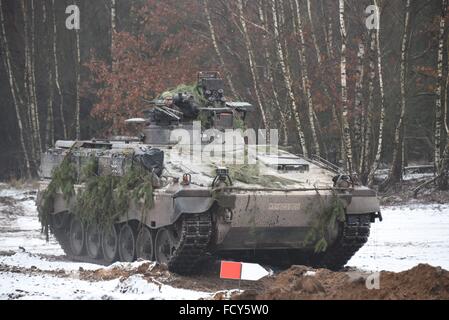 Marder 1A3 della quarta società, 212th meccanizzata del battaglione di fanteria durante una forza sulla forza di esercizio di formazione presso l'esercito tedesco in Combat Training Center. 15.01.2016 Foto Stock