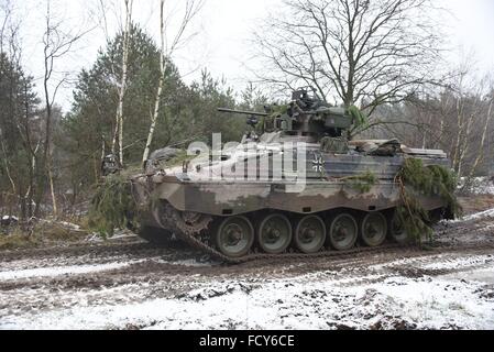 Marder 1A3 della quarta società, 212th meccanizzata del battaglione di fanteria durante una forza sulla forza di esercizio di formazione presso l'esercito tedesco in Combat Training Center. 15.01.2016 Foto Stock