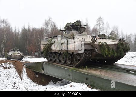 Marder 1A3 della quarta società, 212th meccanizzata del battaglione di fanteria durante una forza sulla forza di esercizio di formazione presso l'esercito tedesco in Combat Training Center. 15.01.2016 Foto Stock