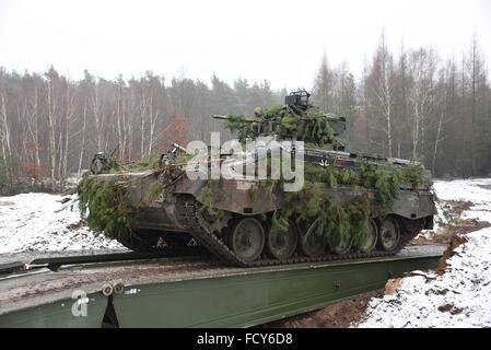 Marder 1A3 della quarta società, 212th meccanizzata del battaglione di fanteria durante una forza sulla forza di esercizio di formazione presso l'esercito tedesco in Combat Training Center. 15.01.2016 Foto Stock