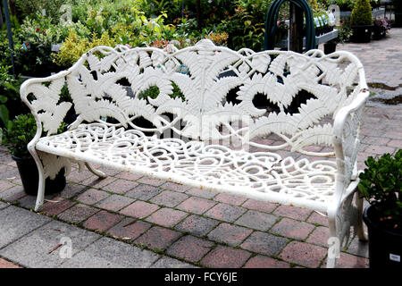 Bianco di ferro battuto panchina Foto Stock