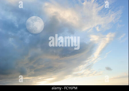 Luna nuvole del cielo è una vivace fantasia surreale come cloudscape con il celeste etereo Full Moon Rising. Foto Stock