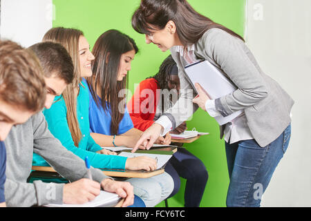 La supervisione degli insegnanti i suoi studenti esame in una scuola di alta classe Foto Stock