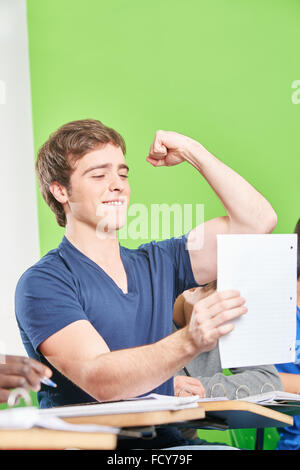 Studente di successo festeggia i suoi risultati del test in alta scuola Foto Stock