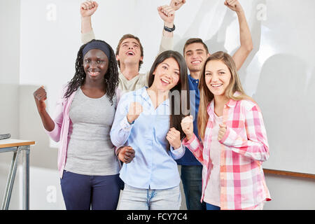 Ragazzini che festeggiano il loro successo nella loro scuola di alta classe Foto Stock