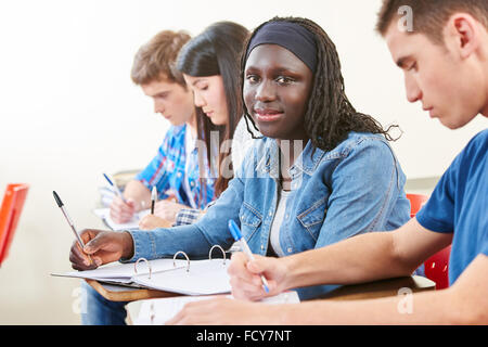Studente africano prendendo un difficile banco di prova in università Foto Stock