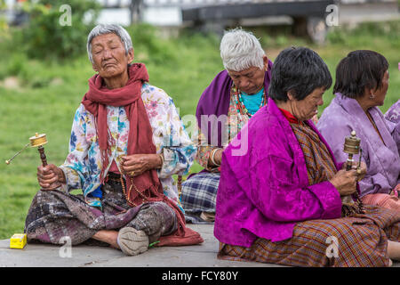 Donne bhutanesi pregando in Thimphu Bhutan Foto Stock
