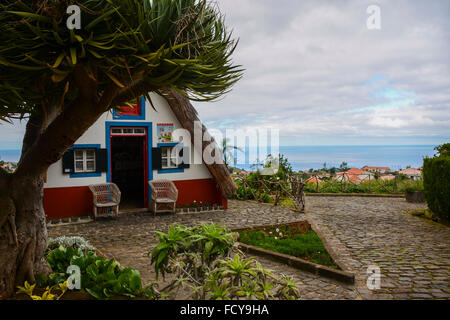 Insediamento tradizionale gli agricoltori triangolare case dal tetto di paglia a Santana, nord est isola di Madeira, Portogallo Foto Stock