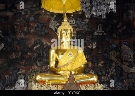 Golden statua del Buddha. Wat Pho tempio di Bangkok, Tailandia Foto Stock