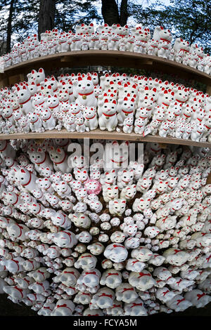 Tokyo, Giappone. Il 26 gennaio, 2016. Migliaia di figurine Maneki-Neko sul display al tempio Goutoku on gennaio 26, 2016 a Tokyo, Giappone. Il tempio e la zona circostante è ben noto per la sua enorme collezione di Maneki-Neko, letteralmente fatto cenno gatti. I gatti sono un comune fascino giapponese pensato per portare buona fortuna al proprietario. Essi sono spesso visualizzati all'entrata per i negozi e i ristoranti ma Goutoku Tempio va un ulteriore e visualizza oltre 1000 gatti in tutta la sua massa. Credito: Rodrigo Reyes Marin/AFLO/Alamy Live News Foto Stock