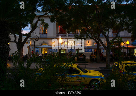 Il Ritz di notte a Funchal, Madeira, Portogallo con i taxi in attesa Foto Stock
