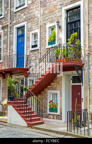 Due porte di ingresso con scale visto in Edimburgo, Scozia Foto Stock