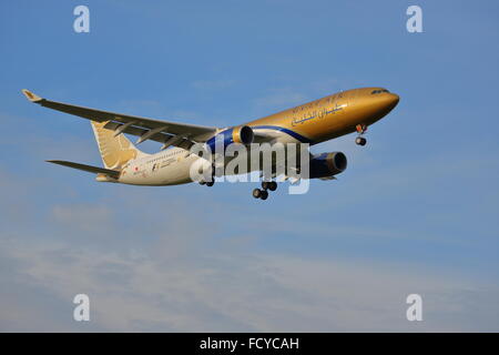 Gulf Air Airbus 330-200 A9C-KA atterraggio all' Aeroporto di Heathrow di Londra, Regno Unito Foto Stock